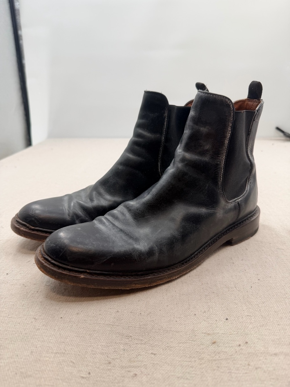 Frye Black Leather Chelsea Boots for Men - Classic Slip-On Style